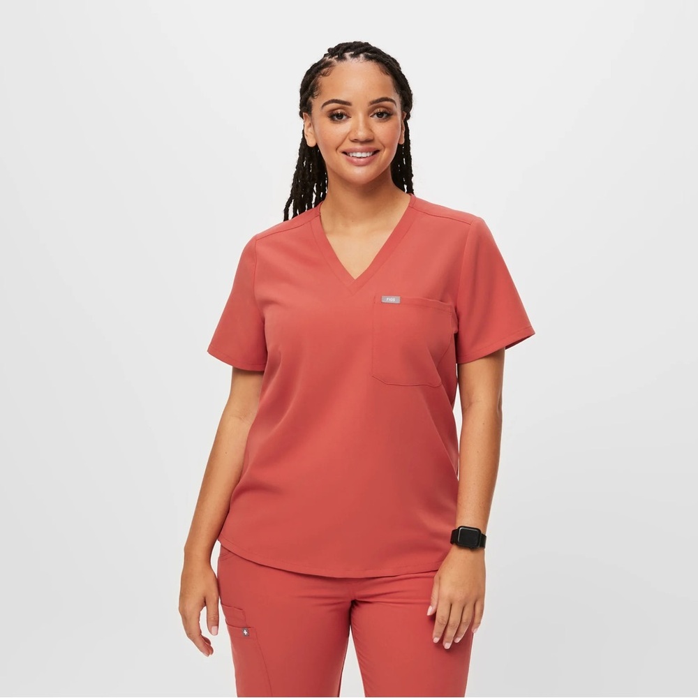 Figs scrubs color Clay